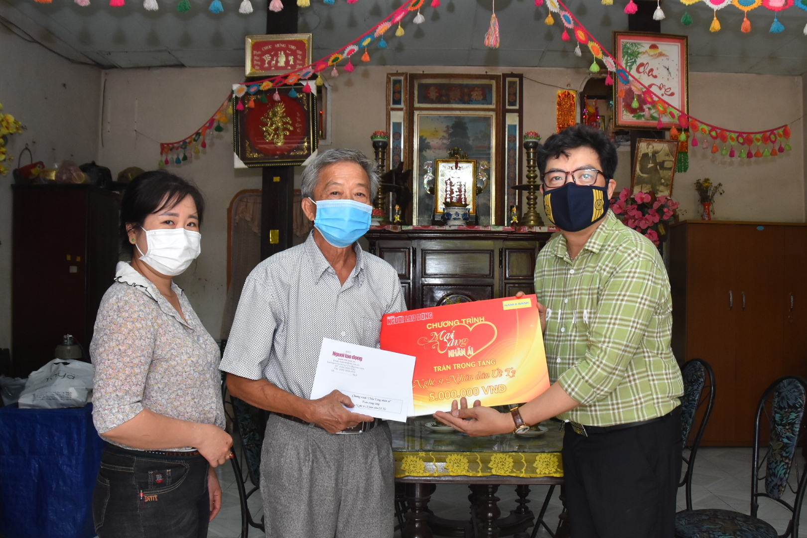 "Mai Vàng nhân ái" thăm Nghệ nhân Nhân dân Út Tỵ và NSƯT Xuân Quan