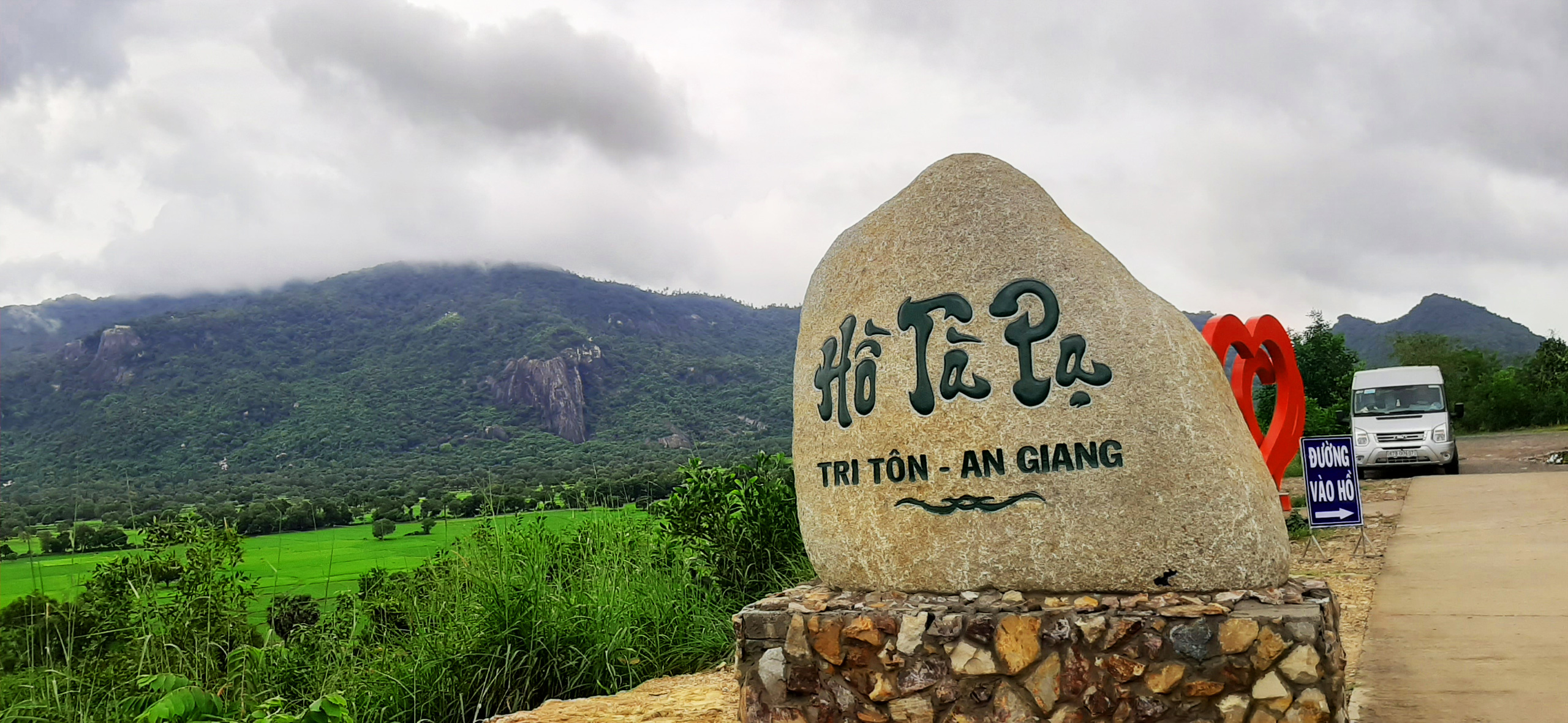 Xanh biếc hồ Tà Pạ - “tuyệt tình cốc” của miền Tây - Ảnh 1.