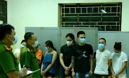 12 nam, nữ thanh niên phớt lờ lệnh cấm hò hát karaoke giữa dịch Covid-19