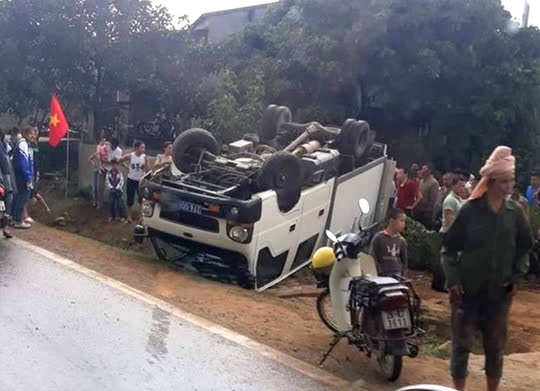 Xe ôtô biển xanh đặc chủng lật ngửa trên quốc lộ, 2 người bị thương