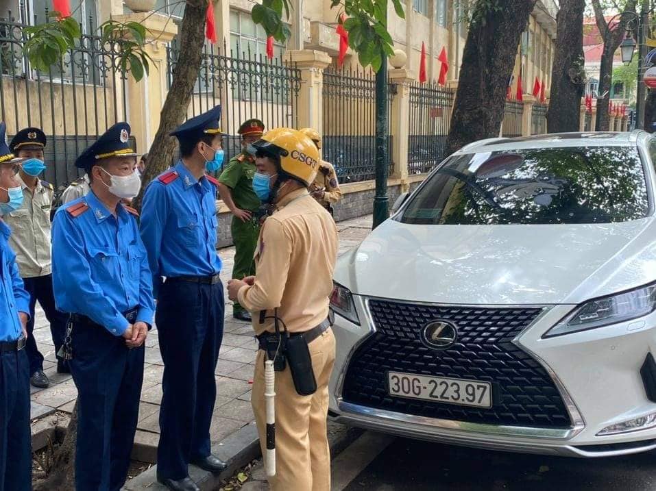 Tài xế Lexus có giấy ra vào "trụ sở Bộ Công an" đỗ sai quy định, thách thức công an