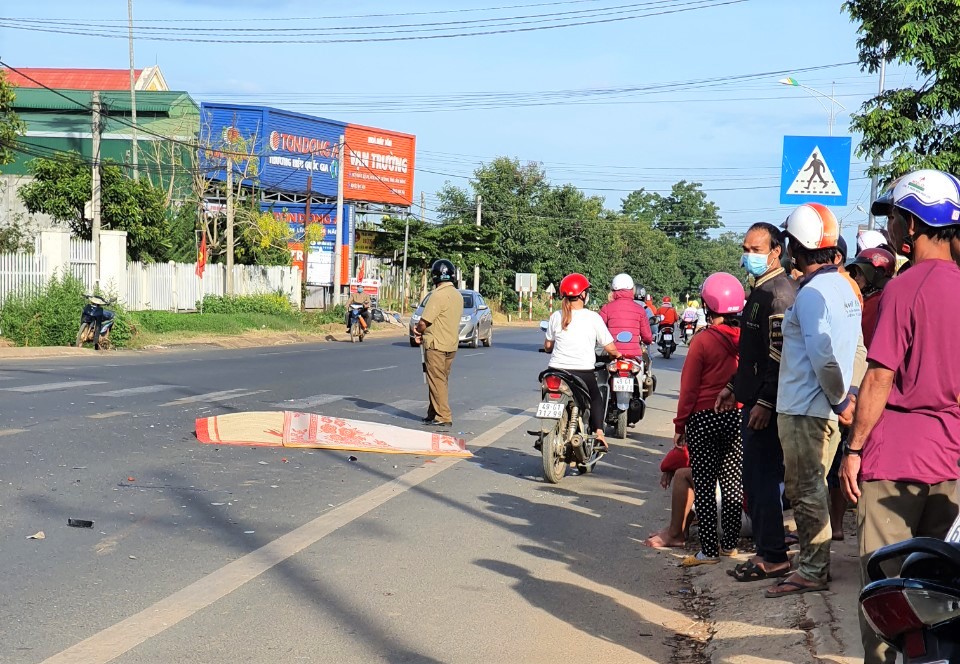 Xe tải nuốt gọn, cán nát xe máy, kéo lê người đàn ông 20 m - Ảnh 2.