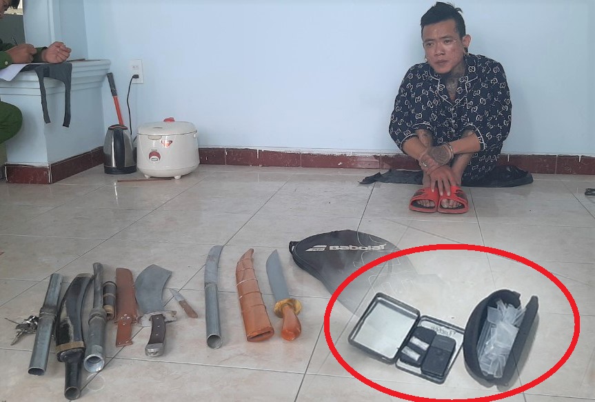 Bắt 2 đối tượng thủ nhiều đao kiếm, tàng trữ ma túy