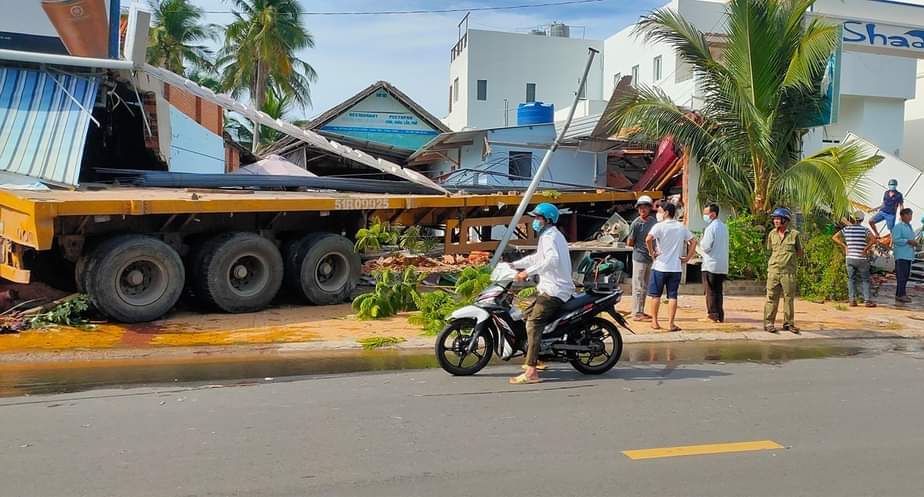 Xe đầu kéo đổ dốc, lao thẳng vào nhà dân