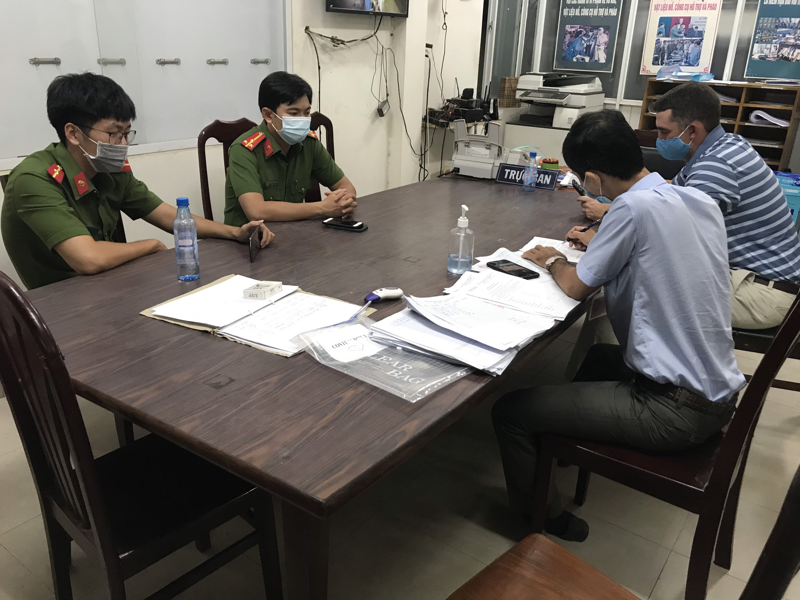 Quyết liệt xử phạt người không đeo khẩu trang, 3 người nước ngoài "mất tiền"