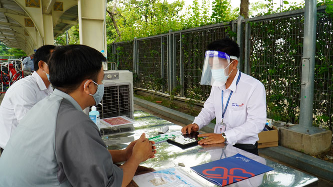 Ngăn dịch ngay từ cổng bệnh viện