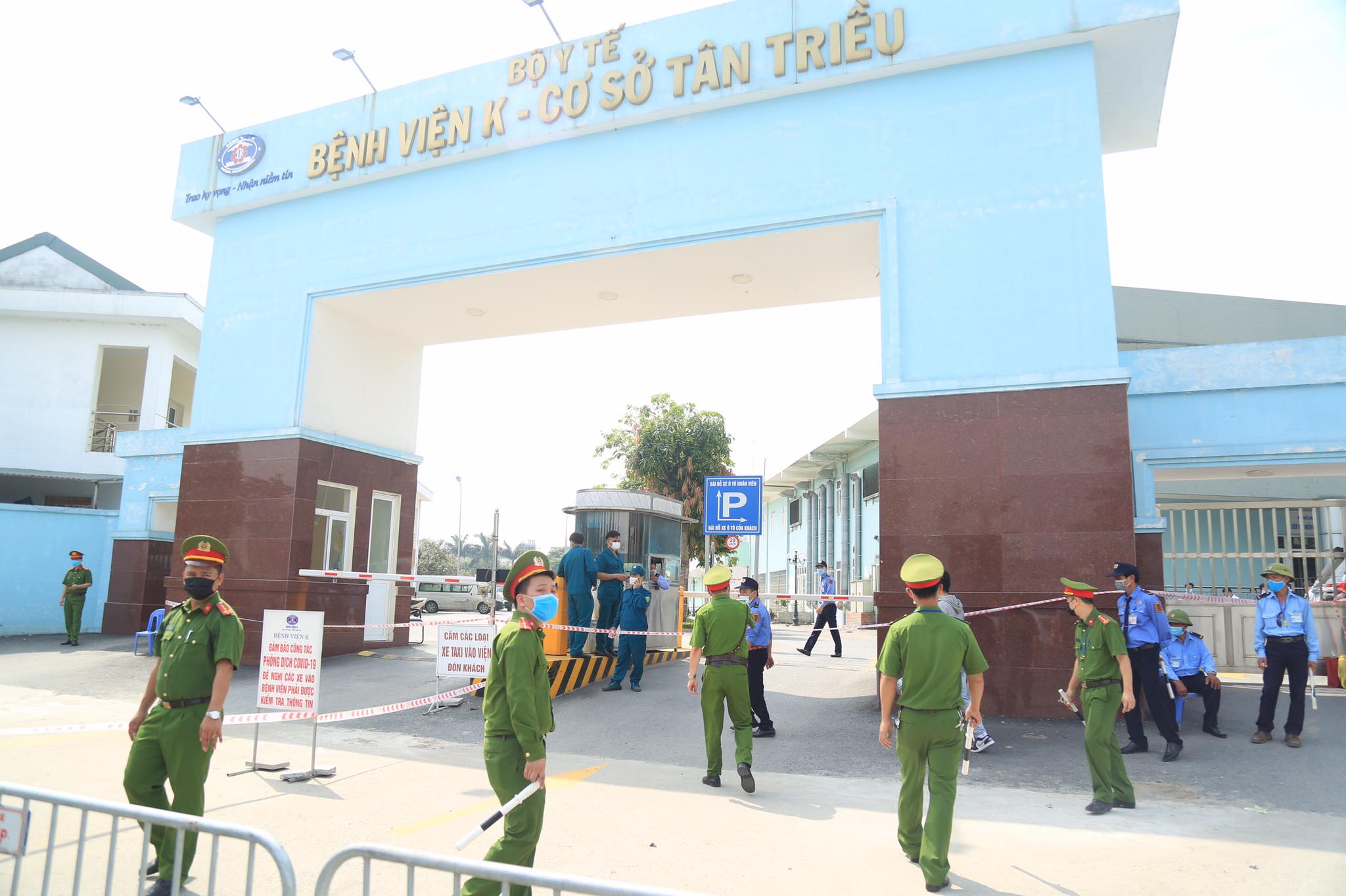 Cận cảnh Bệnh viện K T&acirc;n Triều dựng r&agrave;o chắn, dừng tiếp nhận bệnh nh&acirc;n - Ảnh 7.