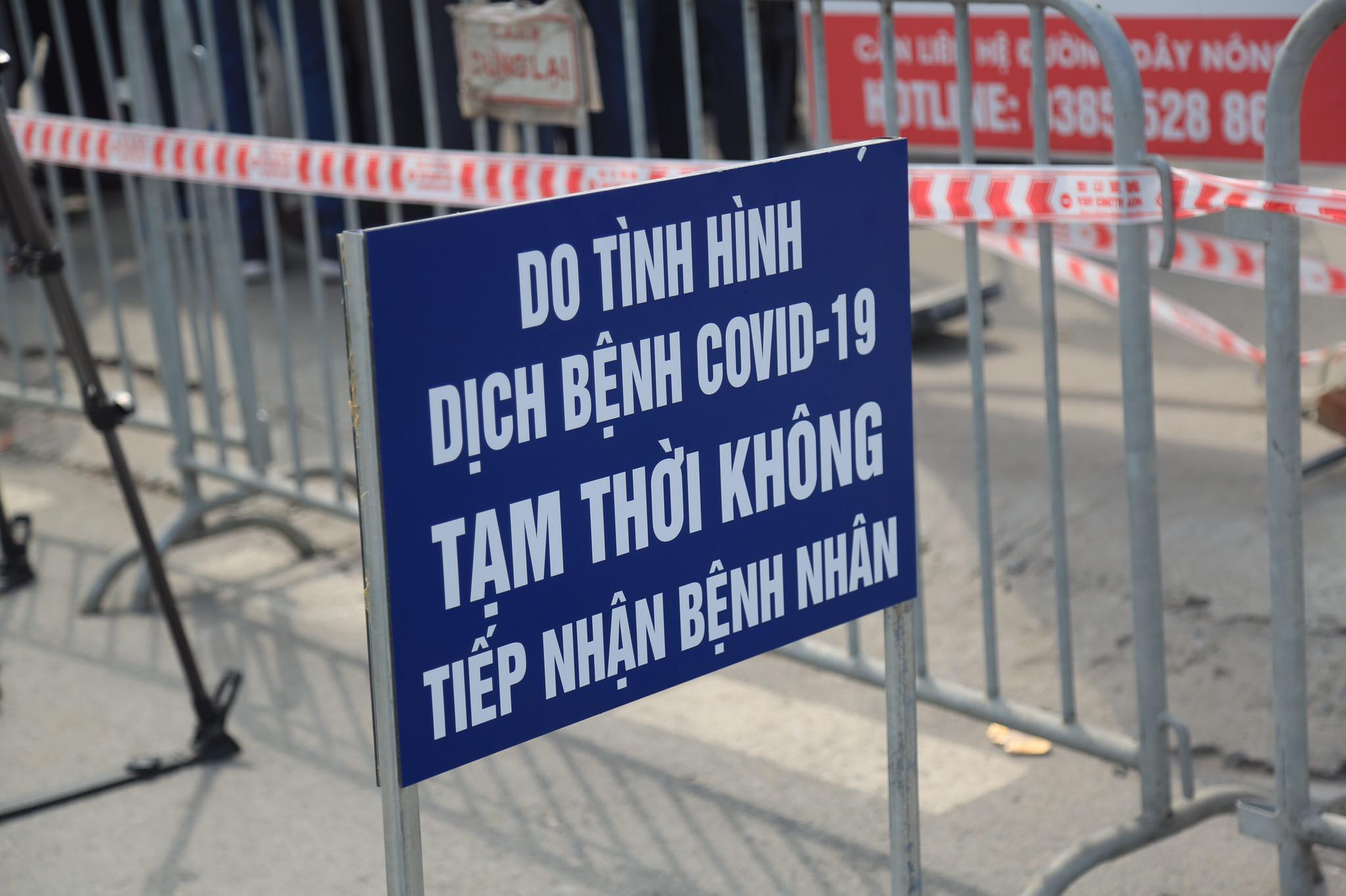 Cận cảnh Bệnh viện K T&acirc;n Triều dựng r&agrave;o chắn, dừng tiếp nhận bệnh nh&acirc;n - Ảnh 9.