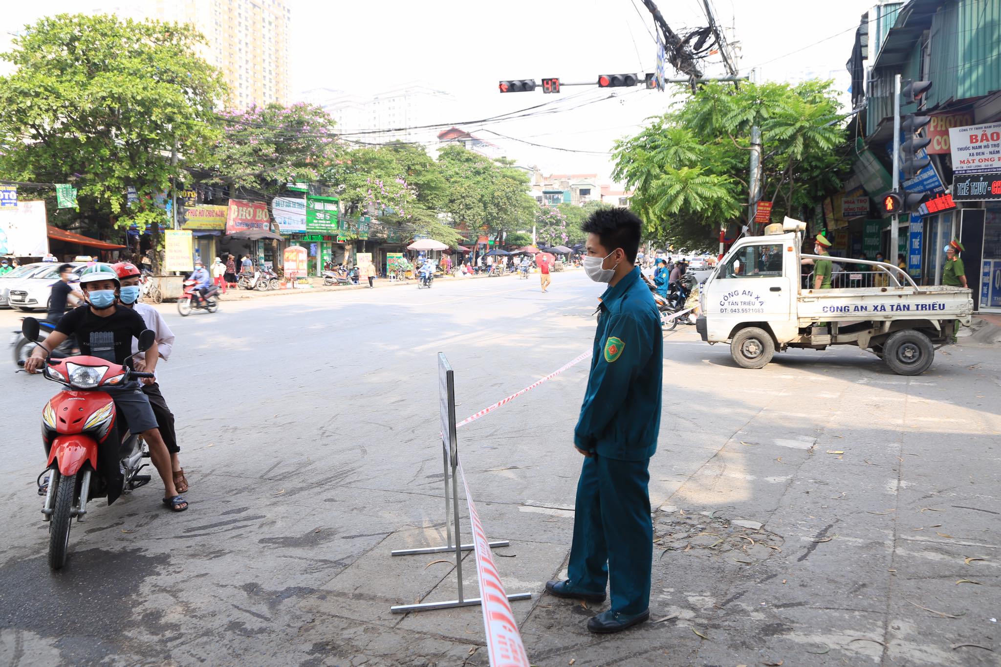 Cận cảnh Bệnh viện K T&acirc;n Triều dựng r&agrave;o chắn, dừng tiếp nhận bệnh nh&acirc;n - Ảnh 4.