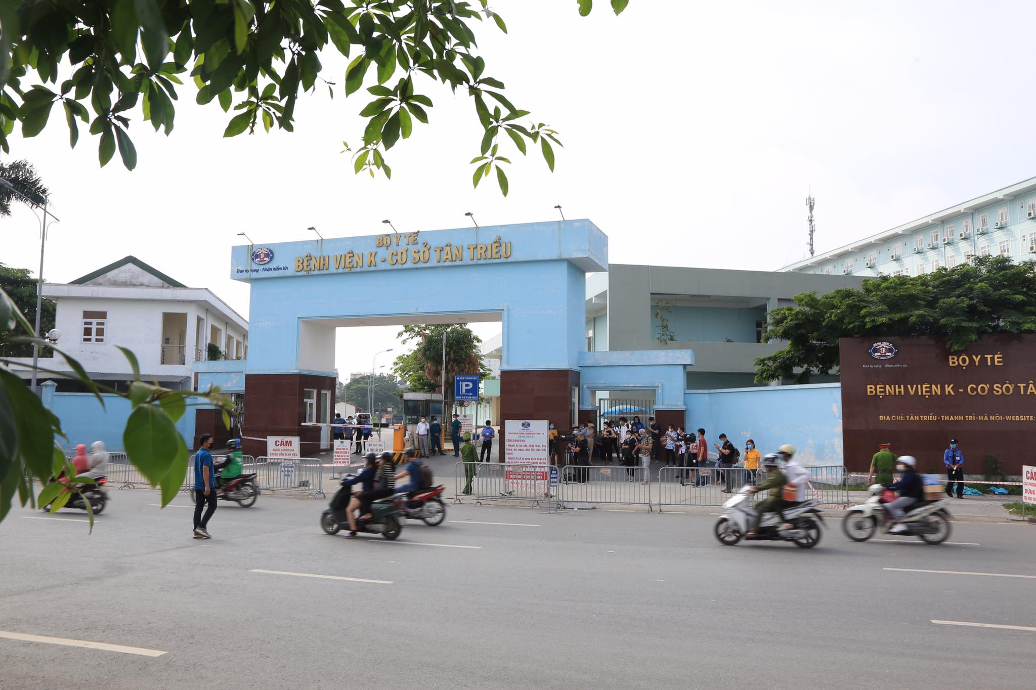 Cận cảnh Bệnh viện K T&acirc;n Triều dựng r&agrave;o chắn, dừng tiếp nhận bệnh nh&acirc;n - Ảnh 3.