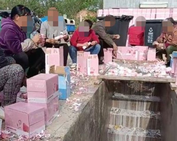 270.000 hộp sữa bị đổ cống, nh&agrave; sản xuất chương tr&igrave;nh xin lỗi - Ảnh 2.
