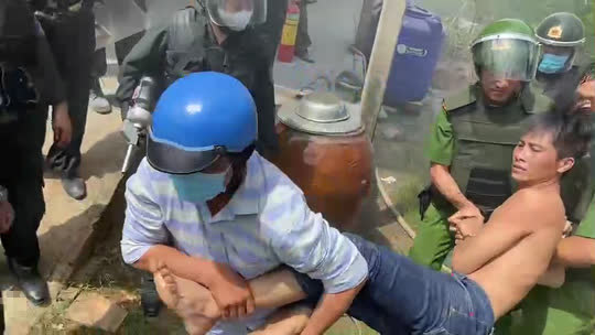 CLIP: C&ocirc;ng an khống chế kẻ ng&aacute;o đ&aacute; đốt nh&agrave; rồi cố thủ như phim h&agrave;nh động - Ảnh 2.