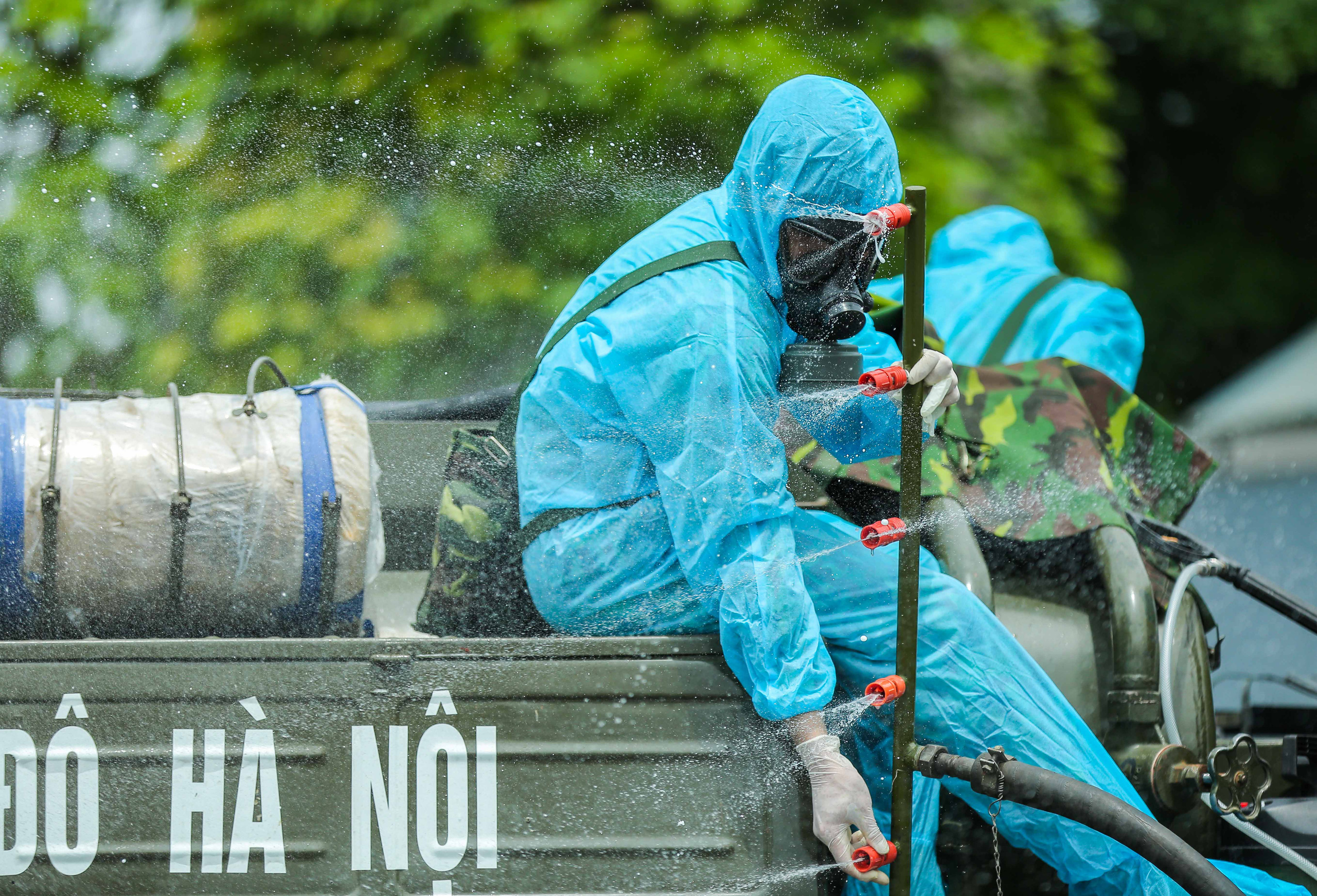 CLIP: 4 xe binh chủng ho&aacute; học phun khử khuẩn to&agrave;n bộ Bệnh viện K - Ảnh 22.