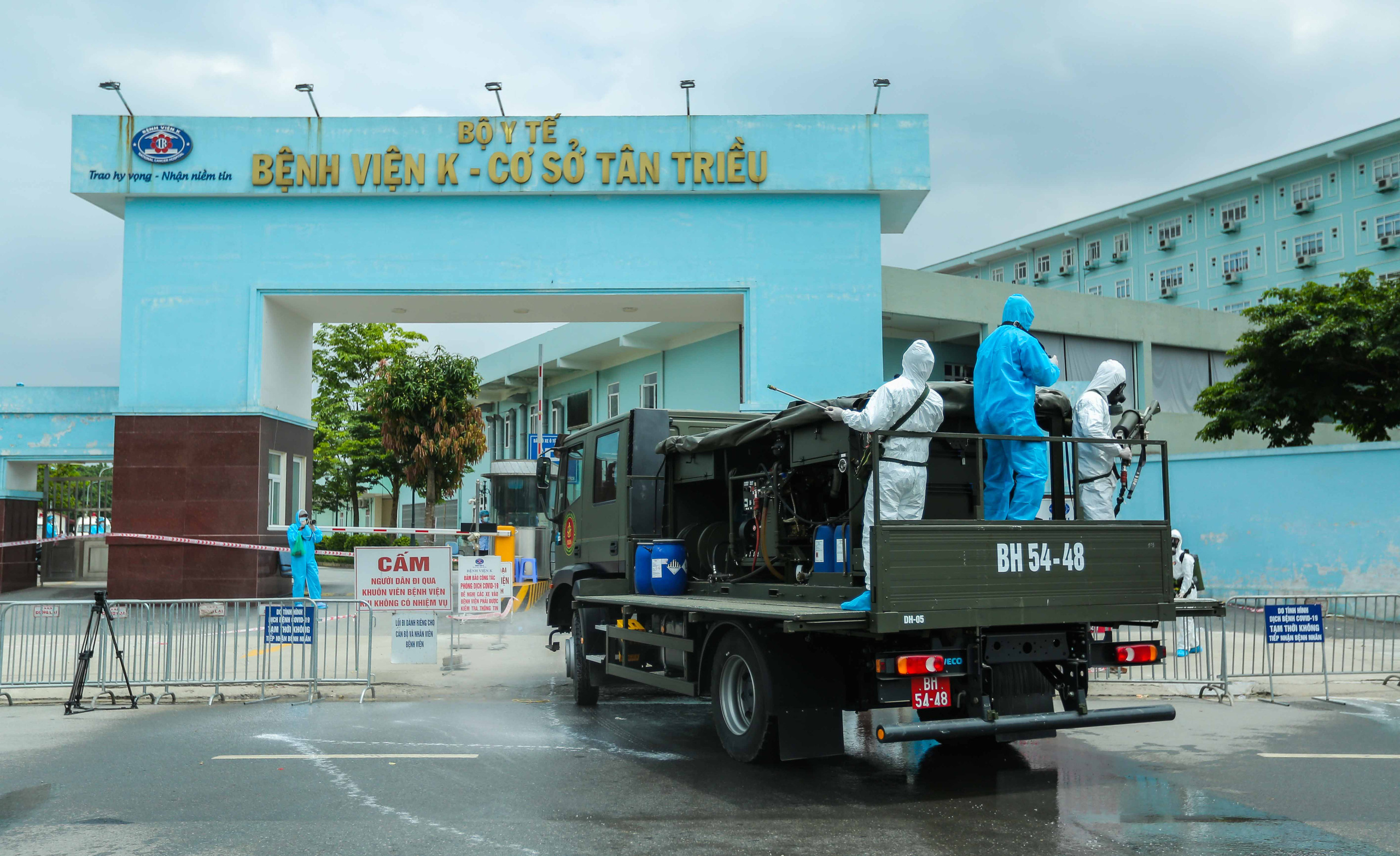 CLIP: 4 xe binh chủng ho&aacute; học phun khử khuẩn to&agrave;n bộ Bệnh viện K - Ảnh 20.