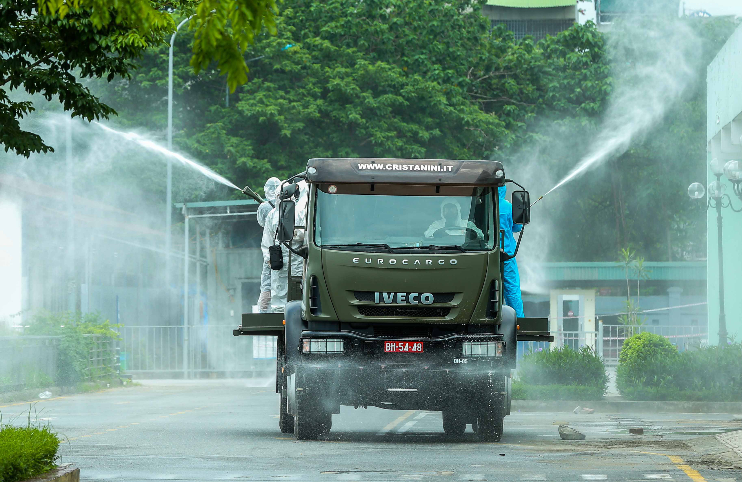 CLIP: 4 xe binh chủng ho&aacute; học phun khử khuẩn to&agrave;n bộ Bệnh viện K - Ảnh 24.