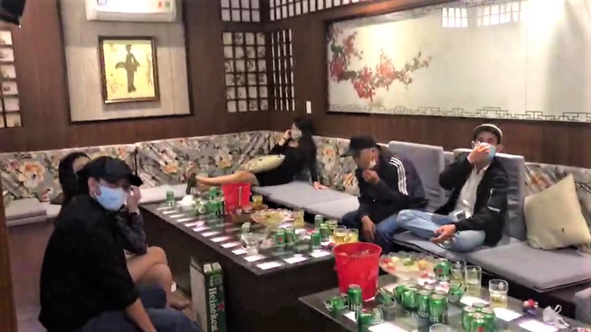 Đã ký cam kết phòng chống dịch Covid-19, quán karaoke ở Bảo Lộc vẫn đón khách