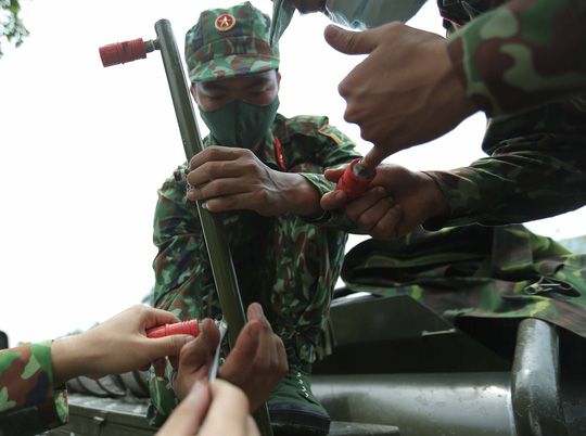 CLIP: 4 xe binh chủng ho&aacute; học phun khử khuẩn to&agrave;n bộ Bệnh viện K - Ảnh 9.