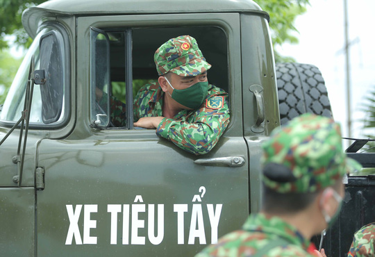 CLIP: 4 xe binh chủng ho&aacute; học phun khử khuẩn to&agrave;n bộ Bệnh viện K - Ảnh 10.