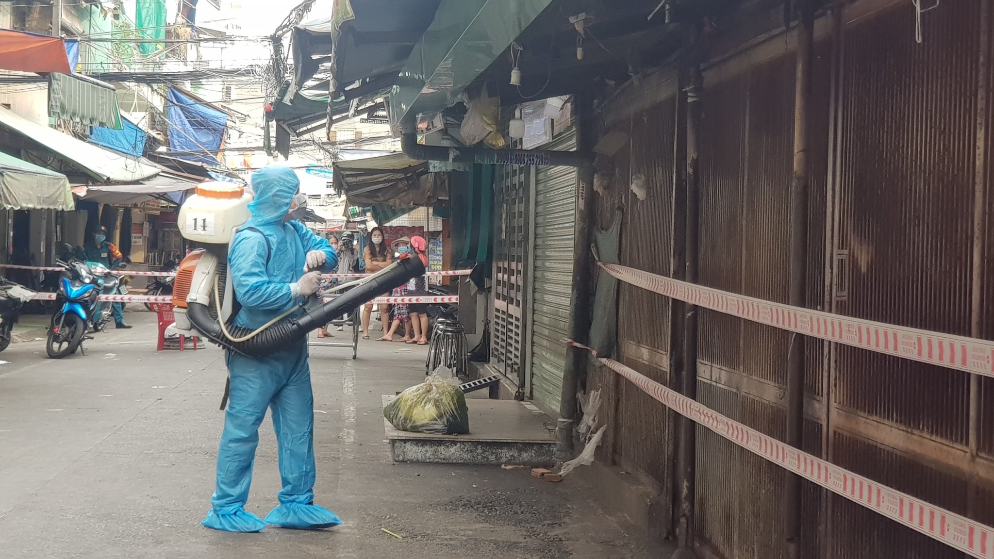 Khoanh v&ugrave;ng khu ẩm thực Hồ Thị Kỷ v&igrave; ca t&aacute;i dương t&iacute;nh Covid-19 - Ảnh 1.