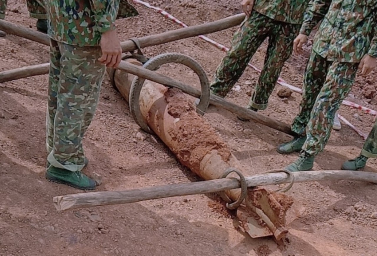 Quả bom dài 1,6m được phát hiện trong mỏ khai thác đá đang hoạt động