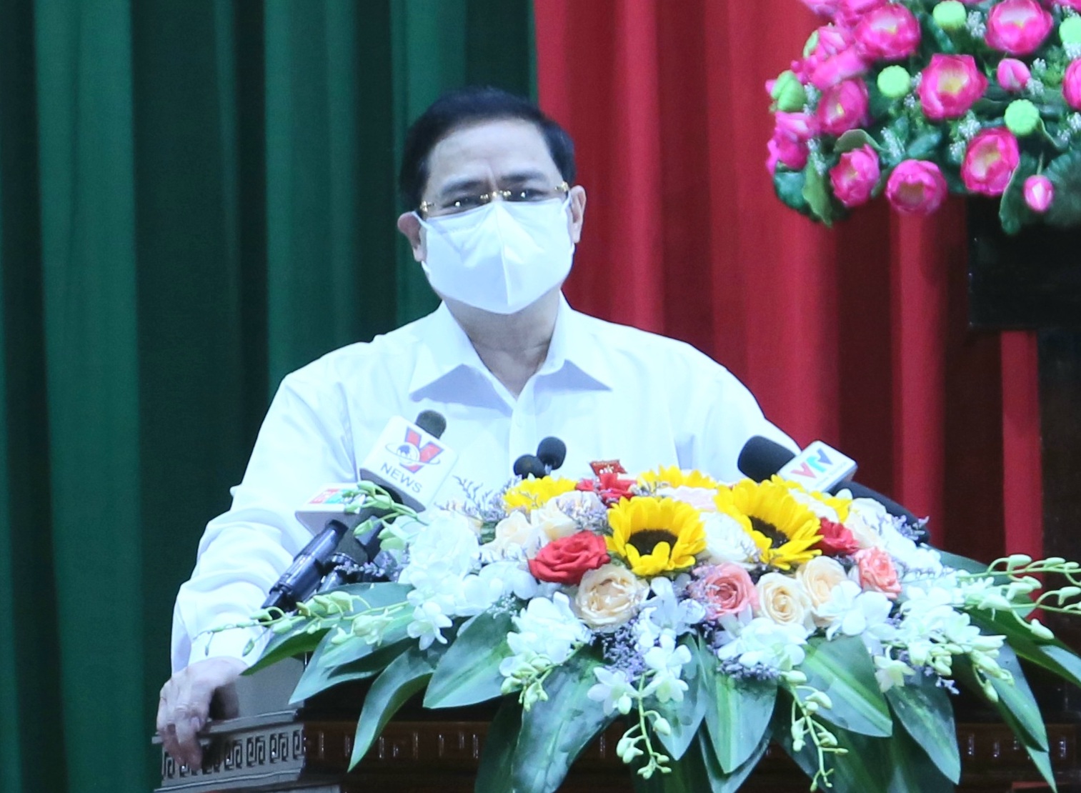 Thủ tướng Phạm Minh Ch&iacute;nh k&ecirc;u gọi người d&acirc;n, cử tri chung tay chống dịch - Ảnh 1.