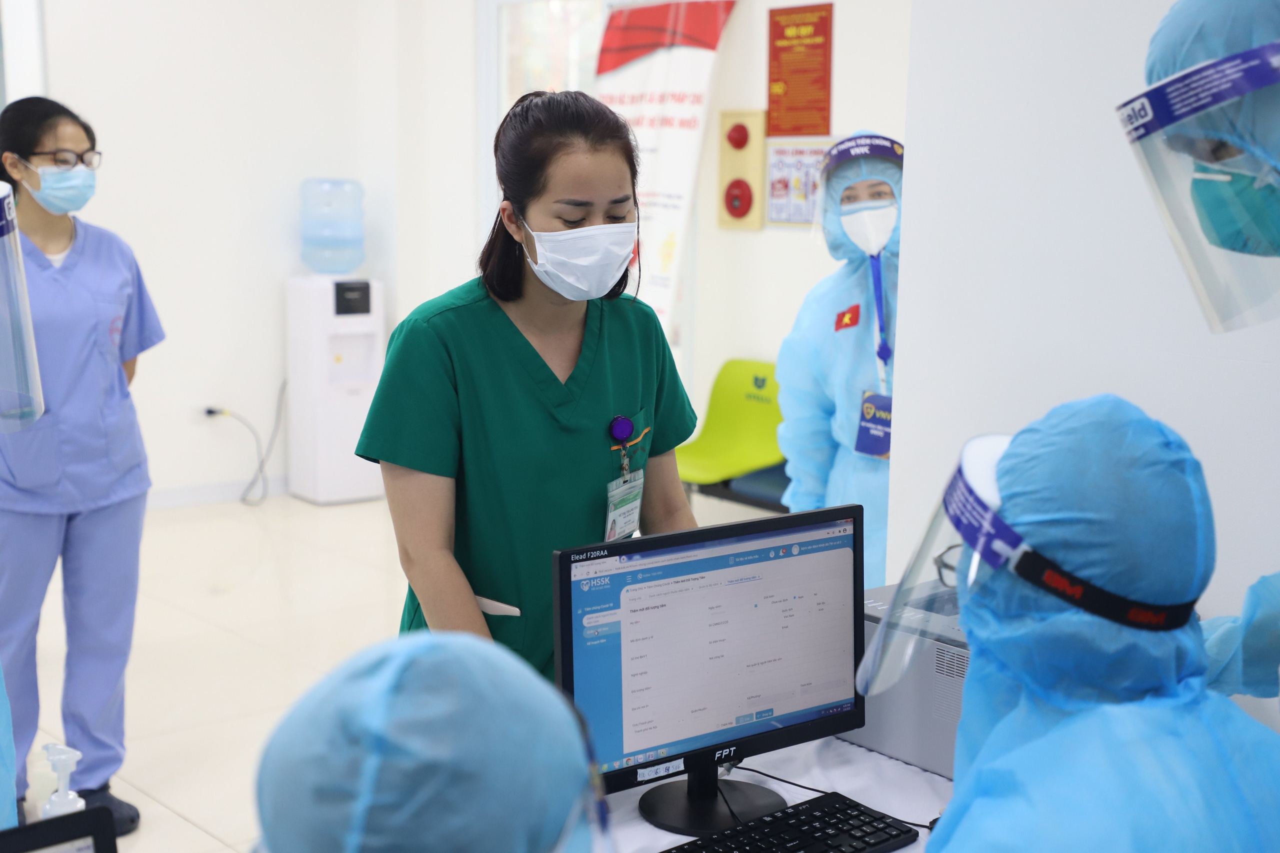 Tử vong sau tiêm vắc-xin Covid-19: Chuyên gia tiêm chủng nói gì? - Ảnh 4.