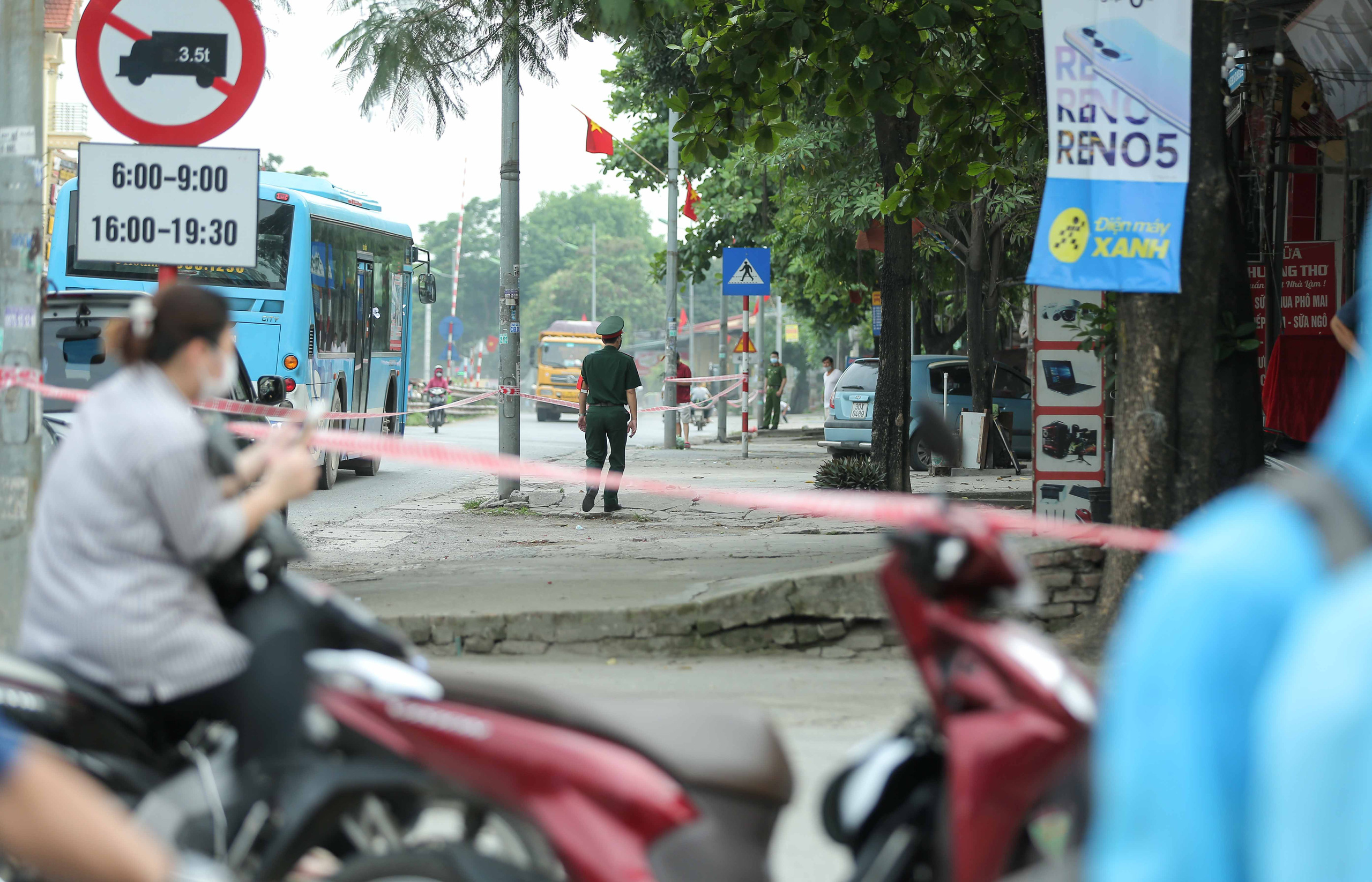 CLIP: Người diện F1 mặc &aacute;o mưa dưới trời nắng &ldquo;&ugrave;n &ugrave;n&rdquo; tới kh&aacute;m s&agrave;ng lọc Covid-19 - Ảnh 4.