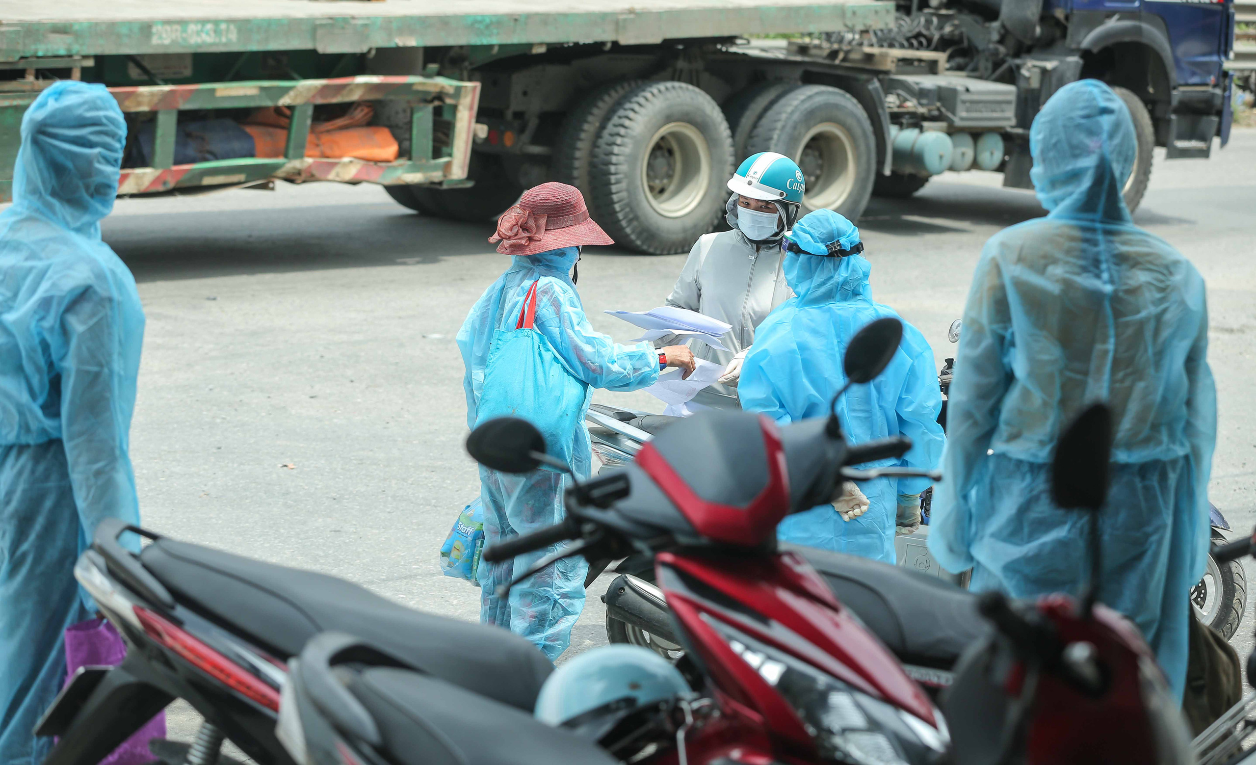 CLIP: Người diện F1 mặc &aacute;o mưa dưới trời nắng &ldquo;&ugrave;n &ugrave;n&rdquo; tới kh&aacute;m s&agrave;ng lọc Covid-19 - Ảnh 13.