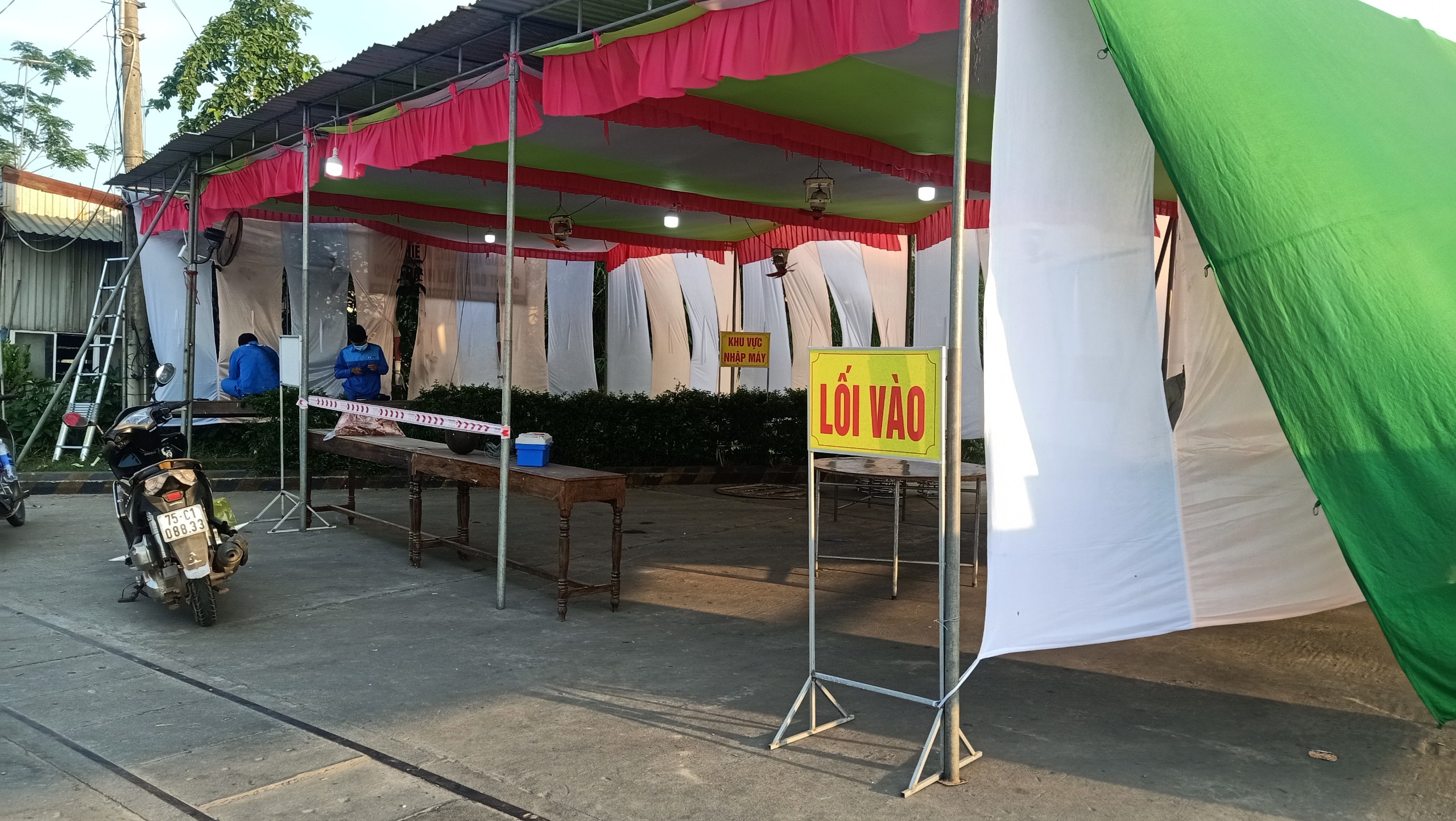 Phong tỏa trung tâm y tế liên quan đến ca bệnh 3211 nhiễm SARS-CoV-2 - Ảnh 2.
