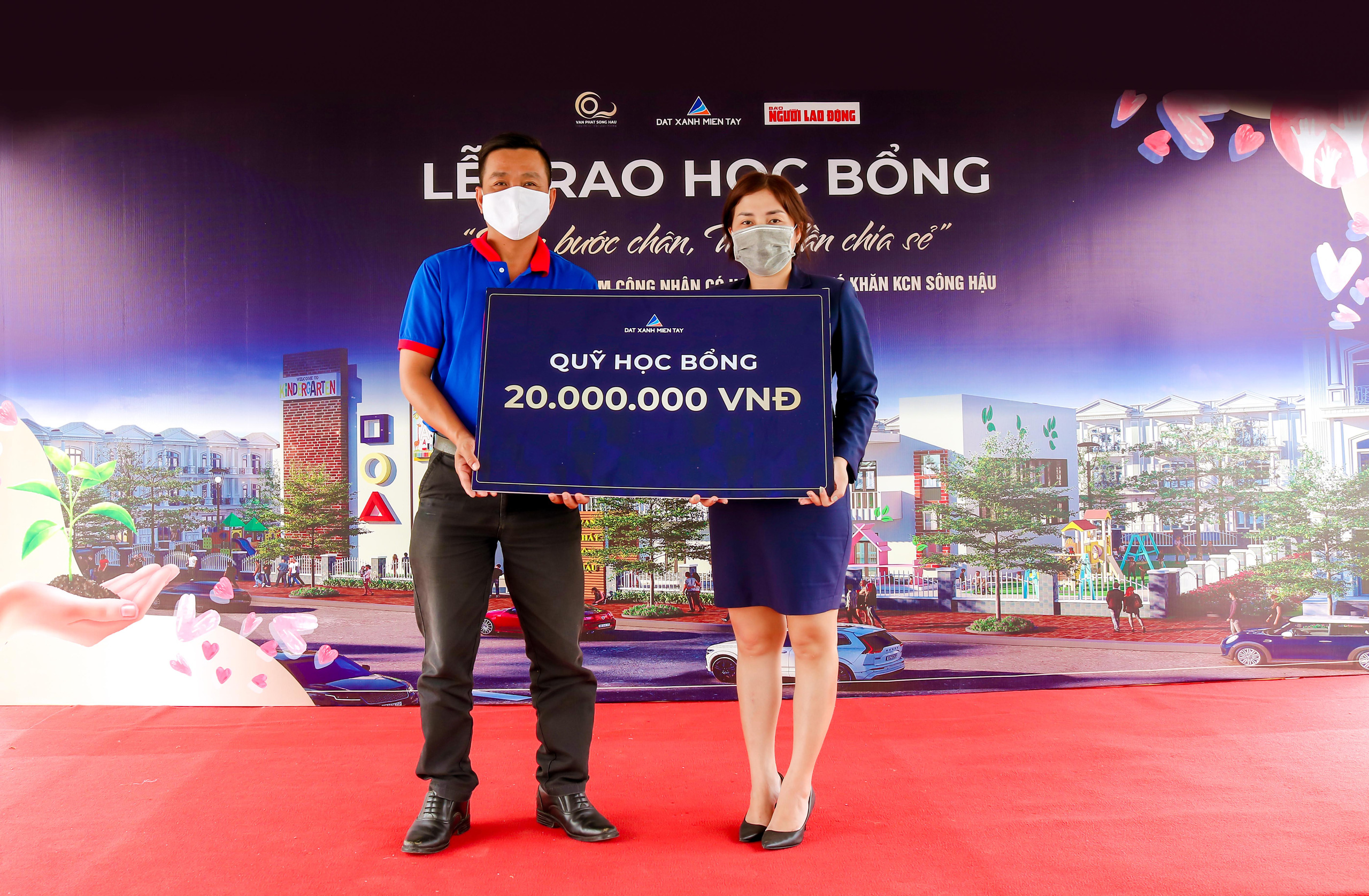 Đất Xanh Miền T&acirc;y đ&oacute;ng g&oacute;p 20 suất học bổng B&aacute;o Người Lao Động - Ảnh 1.