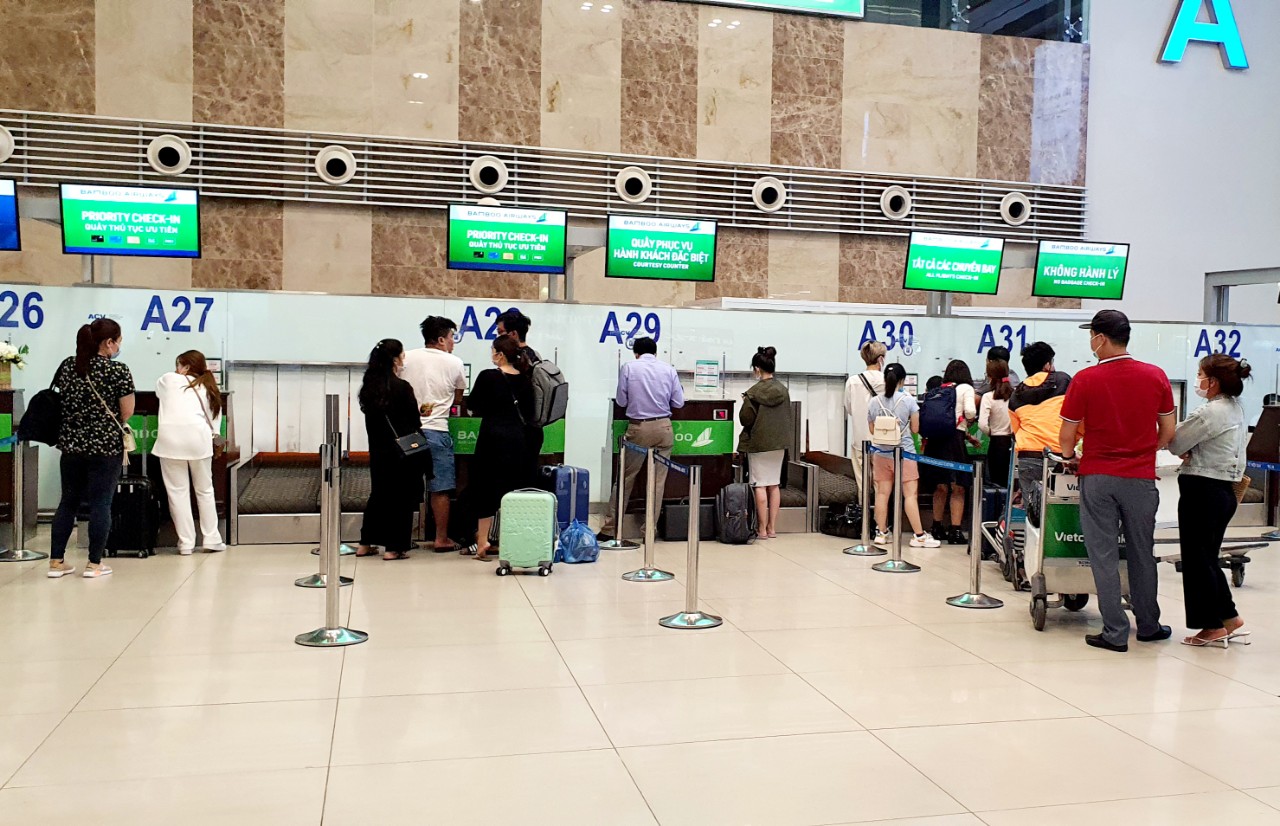 Nhiều hãng hàng không đồng loạt tăng phí quản trị hệ thống
