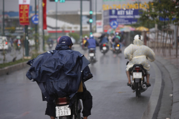 Cơn mưa vắt ngang thành phố - Ảnh 1.