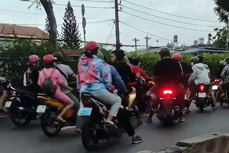 50 "quái xế" chặn ôtô, dọn đường đua xe "mừng sinh nhật" ở cửa ngõ TP HCM