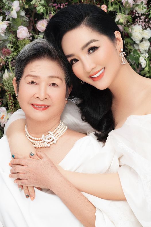 Ngày của mẹ, ngôi sao khoe hình gia đình ở nhà an toàn chống dịch - Ảnh 2.