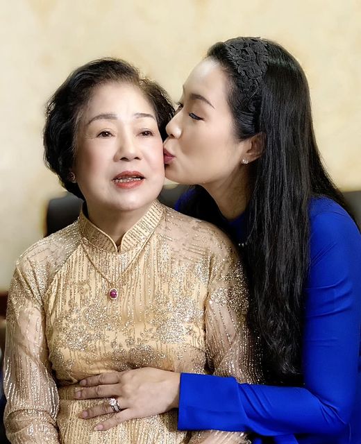 Ngày của mẹ, ngôi sao khoe hình gia đình ở nhà an toàn chống dịch - Ảnh 3.