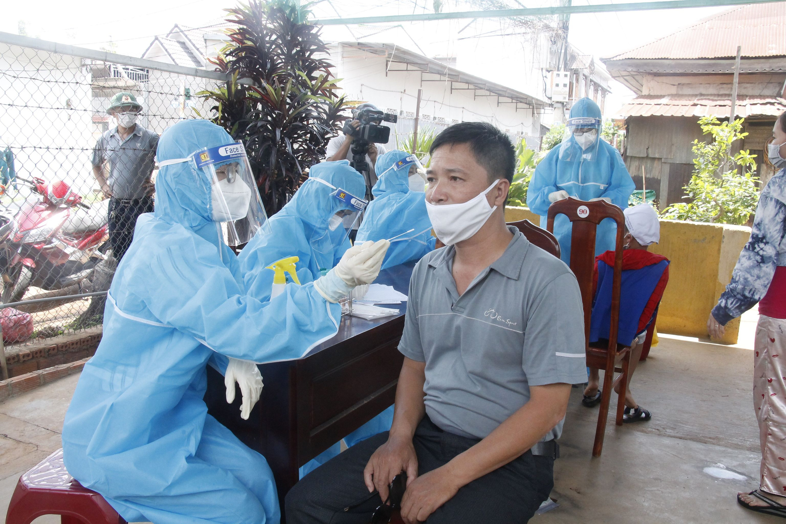 Hơn 500 người li&ecirc;n quan đến ca bệnh Covid-19 ở Đắk Lắk - Ảnh 3.