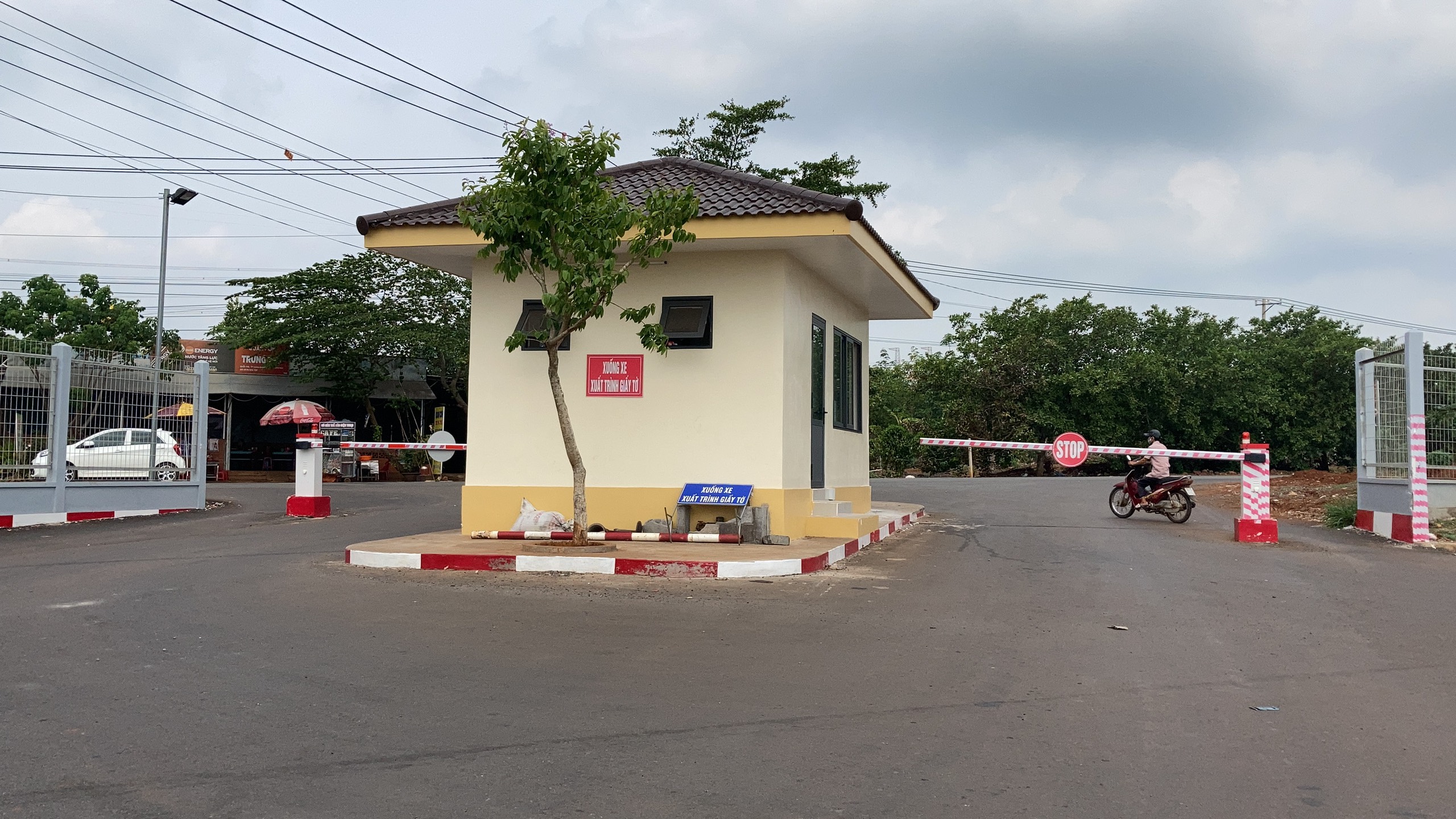 B&ecirc;nh bạn g&aacute;i, 2 nh&oacute;m hỗn chiến l&agrave;m 3 người bị thương ở KCN Long Kh&aacute;nh - Ảnh 3.