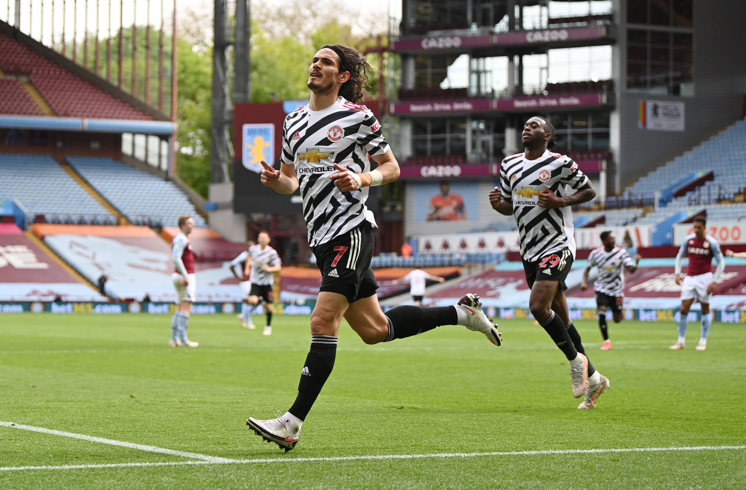Ngược d&ograve;ng hạ Aston Villa, Man United tiếp tục đua v&ocirc; địch Ngoại hạng Anh - Ảnh 7.