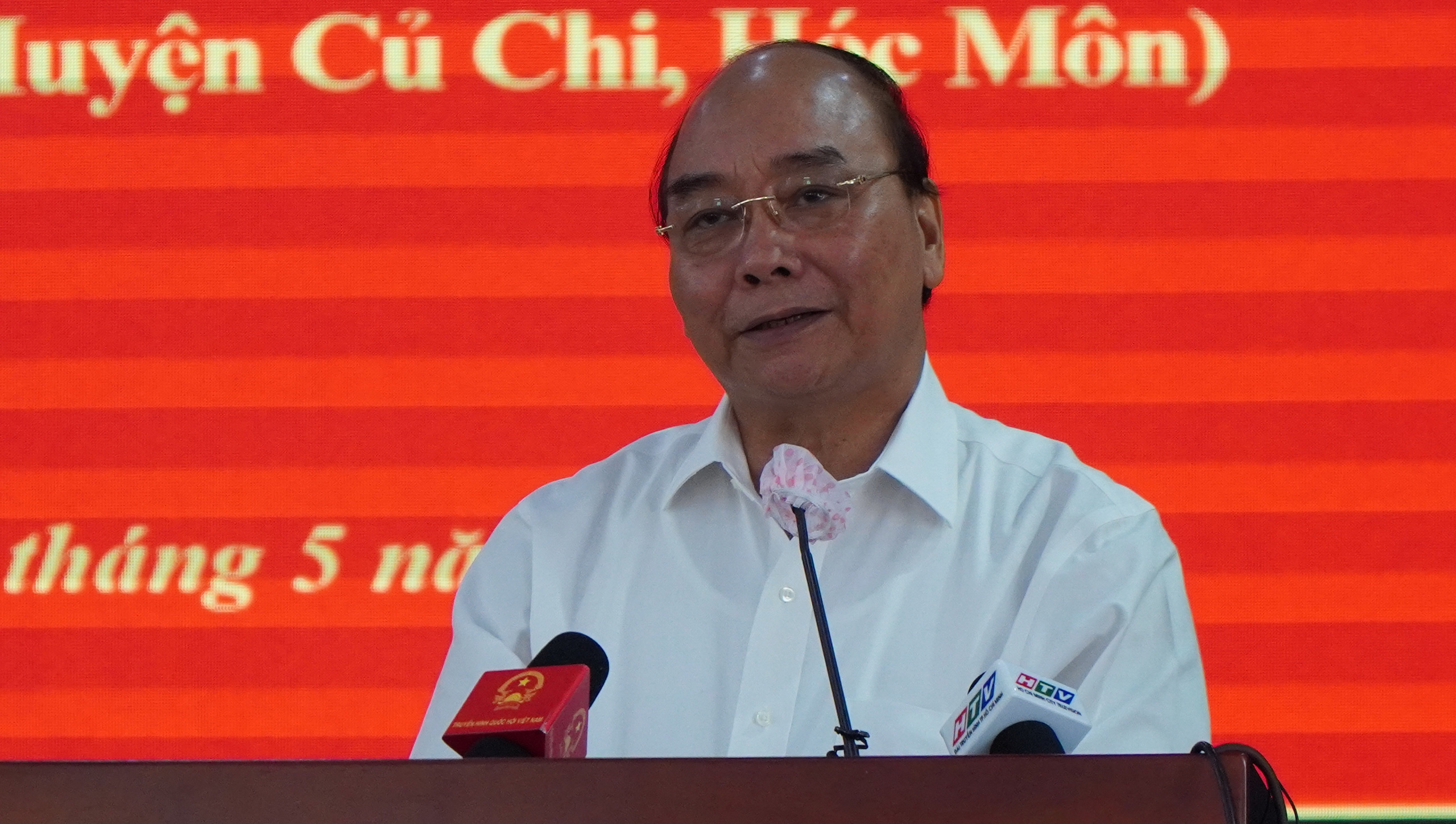 Chủ tịch nước Nguyễn Xuân Phúc tiếp xúc cử tri ở huyện Củ Chi - Ảnh 1.