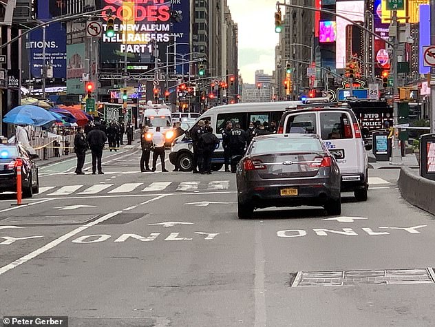 Xả s&uacute;ng ngay giữa quảng trường Thời đại ở New York - Ảnh 2.