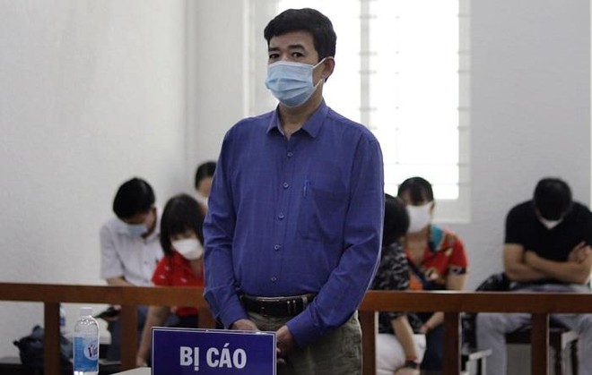 Kiểm sát viên nhận hối lộ trứng đà điểu
