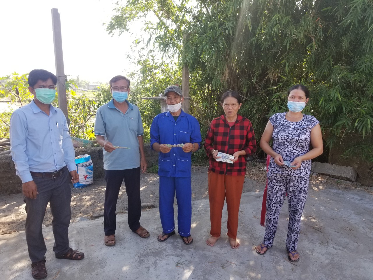 Nghệ sĩ Hoài Linh trao 2,5 tỉ đồng hỗ trợ người dân Quảng Ngãi