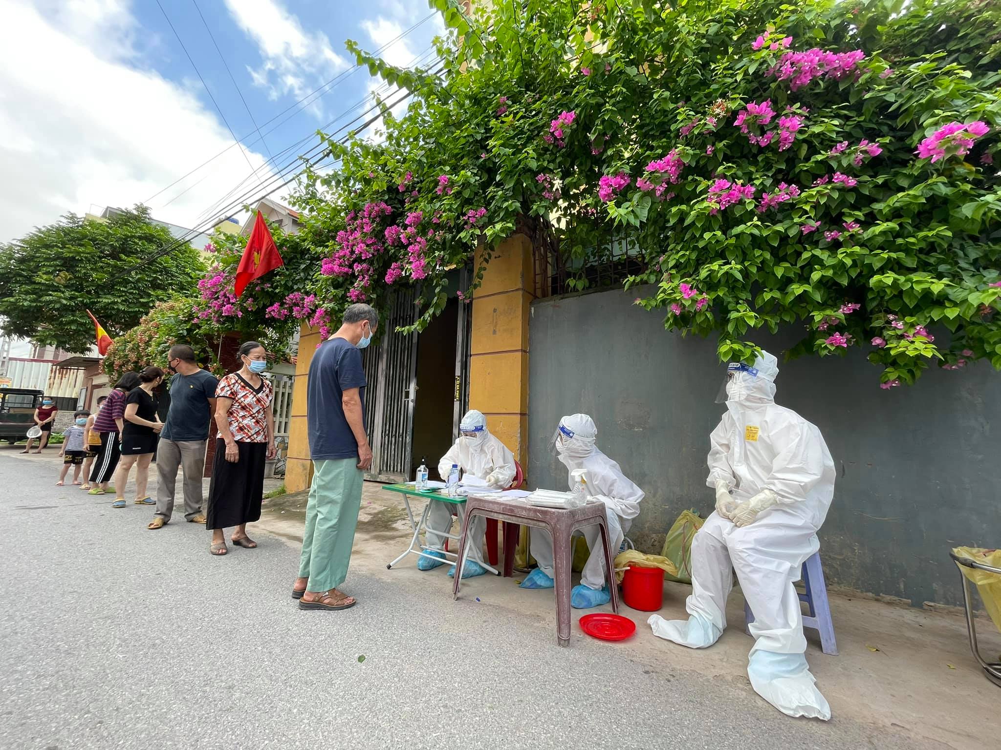 Nữ sinh trường y đón sinh nhật đặc biệt tại tâm dịch Bắc Giang: Xuyên đêm lấy mẫu xét nghiệm đến gần 2 giờ sáng - Ảnh 2.