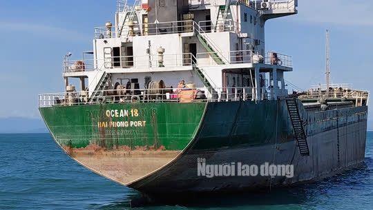 Quảng Bình: Va chạm tàu hàng, 1 tàu cá chìm xuống biển