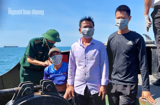 Quảng Bình: Va chạm tàu hàng, 1 tàu cá chìm xuống biển - Ảnh 1.