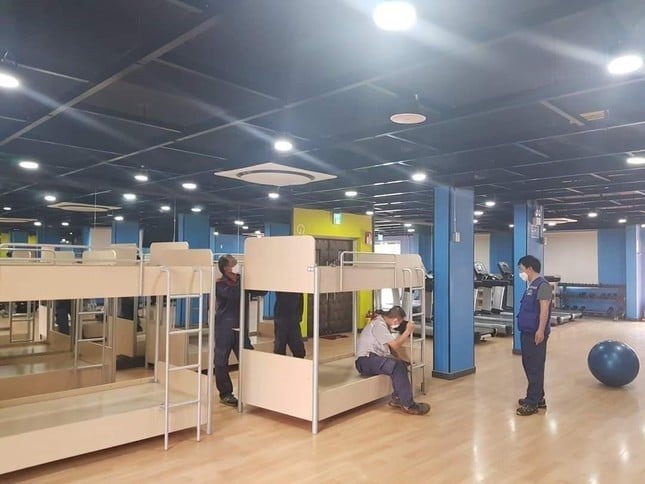Dựng lều, mua máy tập thể dục, máy pha cà phê cho công nhân để chống dịch - Ảnh 2.
