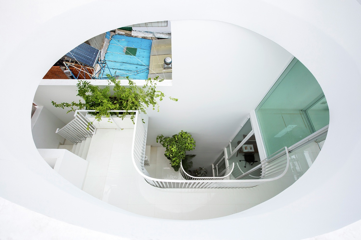 Giếng trời mở rộng dọc theo chiều dài nhà ống tại TP HCM - Ảnh 2. Giếng trời mở rộng dọc theo chiều dài nhà ống tại TP HCM - Ảnh 2.
