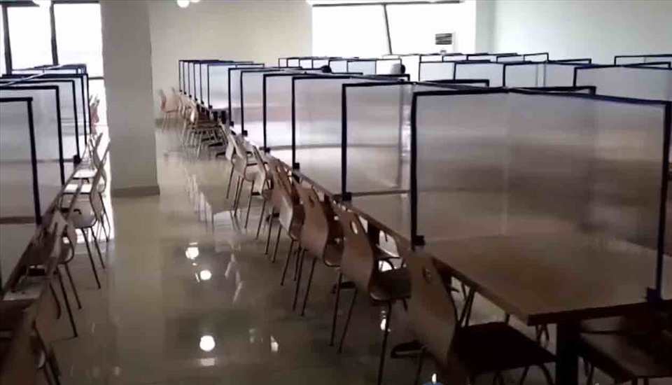Dựng lều, mua máy tập thể dục, máy pha cà phê cho công nhân để chống dịch - Ảnh 6.