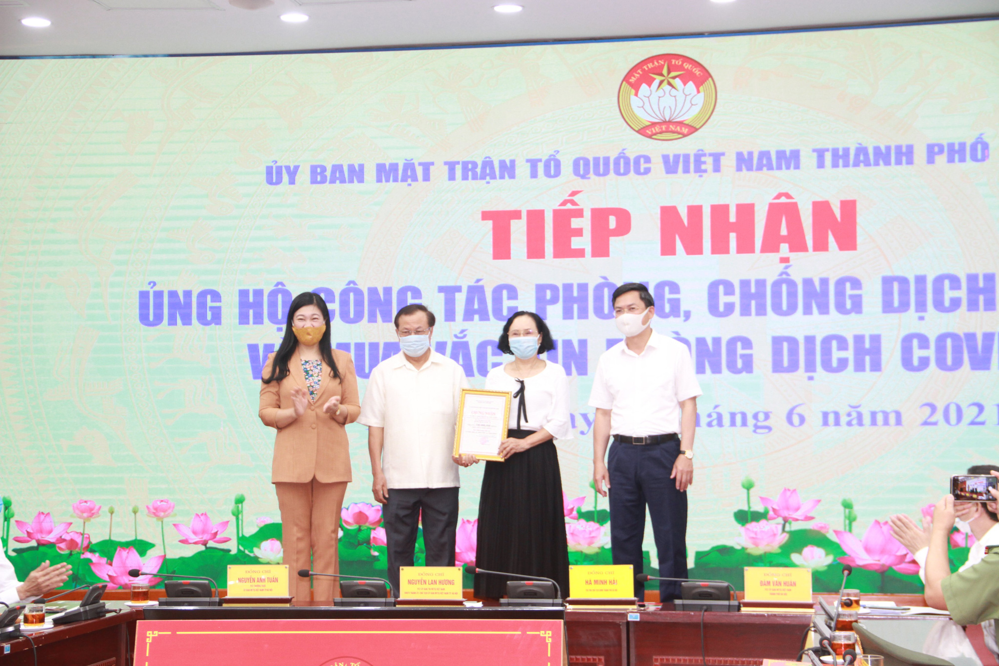 Gia đình nguyên Bí thư Hà Nội Phạm Quang Nghị ủng hộ 100 triệu đồng mua vắc-xin Covid-19