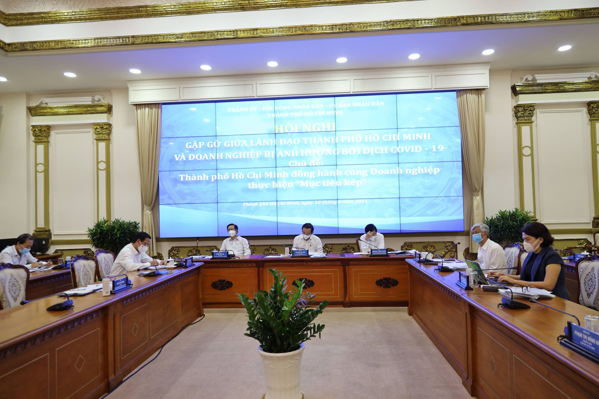 Lãnh đạo TP HCM khuyến khích doanh nghiệp tăng cường tìm nguồn vắc-xin Covid-19 - Ảnh 1.